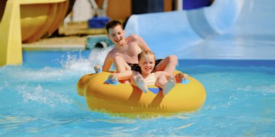 Dívka a chlapec v aquaparku