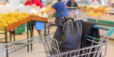 Taška v nákupním vozíku v obchodě
