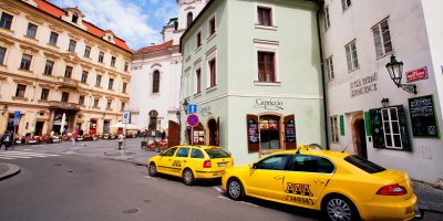 Dvě žlutá taxi ve městě