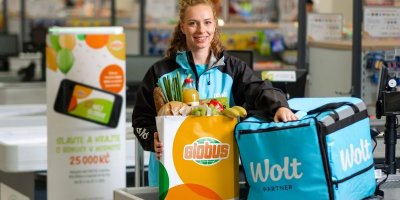 Doručovatelka kurýrní služby Wolt pro společnost Globus