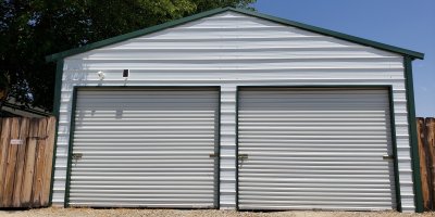 Plechová garáž s dvojitými vraty