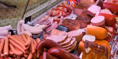 Masné výrobky v supermarketu