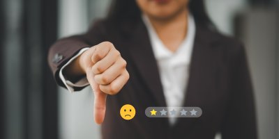 Žena ukazuje palec dolů