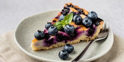 Kus borůvkového koláče na talířku