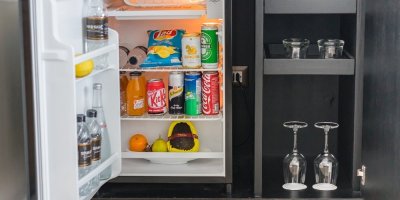 Mini lednice plná nápojů a občerstvení v hotelovém pokoji