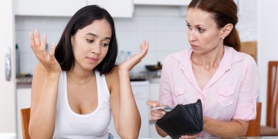 Dospívající dcera mluví s matkou o penězích