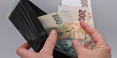 Vytahování českých bankovek z peněženky