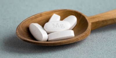 Tablety magnesia na dřevěné lžíci