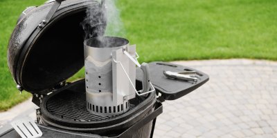 Grilovací komín na grilu