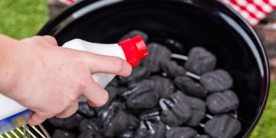 Nalévání podpalovače do grilu