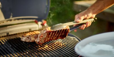 Grilování masa na grilu