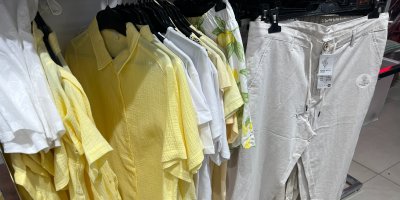 Žluté a bílé oblečení v obchodě