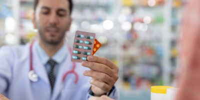 Lékárník drží v ruce léky