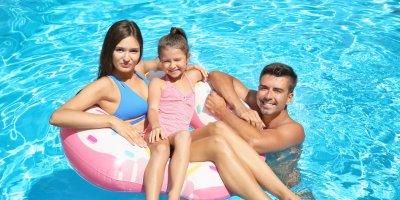 Rodina v bazénu