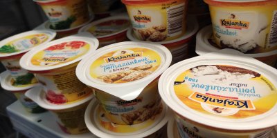 Regál s různými druhy pomazánkového másla