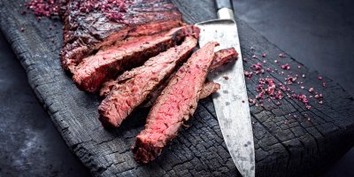 Nakrájené rare maso s nožem