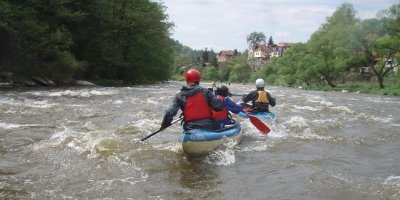 Vodáci na Sázavě v kánoích