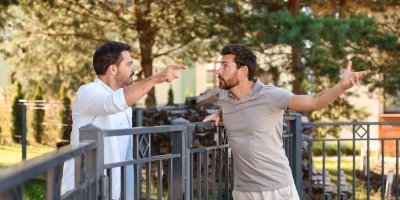 Naštvaní sousedé se hádají přes plot