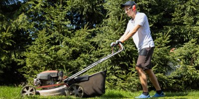 Muž seká trávu