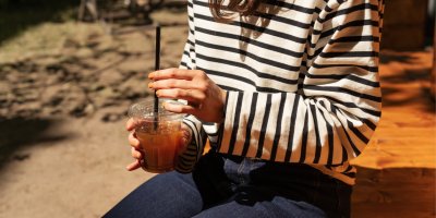 Žena drží ledovou kávu