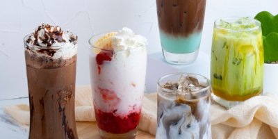 Různé druhy ledových nápojů ve sklenicích 