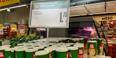 Cenovka a zboží v chorvatském supermarketu