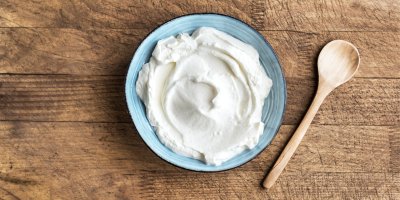 Bílý jogurt v misce