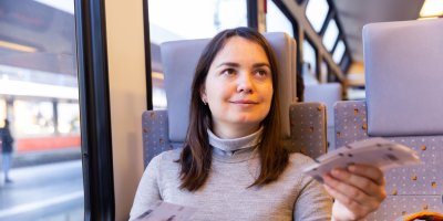 Žena předkládá jízdenku ve vlaku