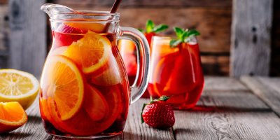 Džbán a sklenice s domácí limonádou