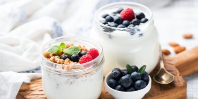 Bílý jogurt s lesním ovocem