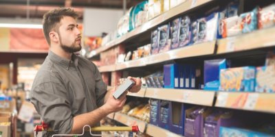 Muž nakupuje v obchodě