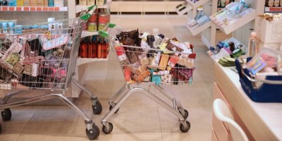 Dva plné nákupní košíky v obchodě