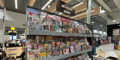Regál s časopisy v řetězci Albert ve Zlíně 