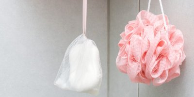 Mýdlo v síťce a růžová žínka