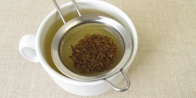 Kmín v sítku nad hrnkem