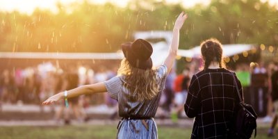 Dvě ženy na festivalu stojící v dešti