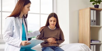 Dívka se drží za břichu u paní doktorky