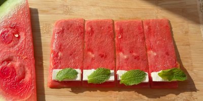 Meloun se sýrem a mátou