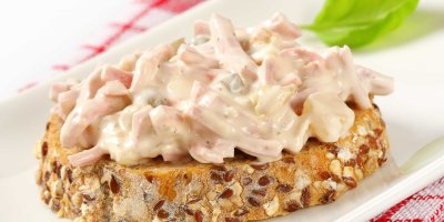 Šunkový salát na chlebu