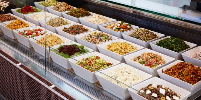 Lahůdkové saláty ve vitríně