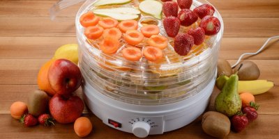 Sušička na ovoce s jahodami, meruňkami a hruškami