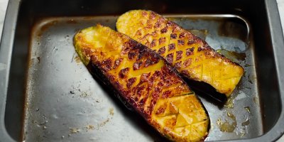 Dvě opečené půlky cukety v malém pekáči