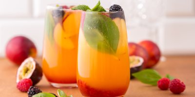 Dva mocktaily s marakujou, broskvemi a malinami