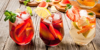 Tři mocktaily s citrusy na stole