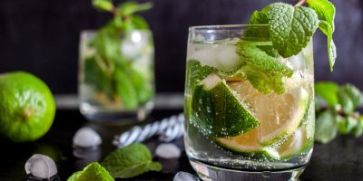 Nealkoholické mojito s limetkou a mátou