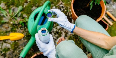 Aplikování domácího tekutého hnojiva