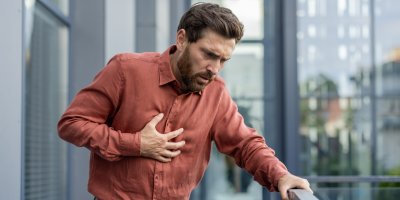 Muž se drží za hrudník