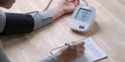 Člověk si měří tlak a zapisuje si