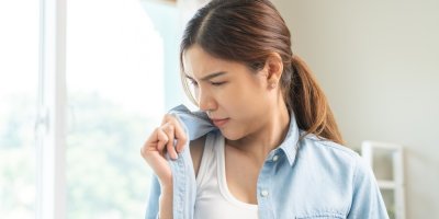 Žena si čichá ke košili