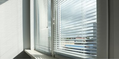 Okno s horizontálními žaluziemi